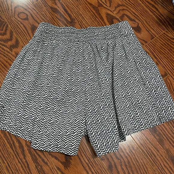 American Eagle Chevron Flowy Shorts - Picture 2 of 4